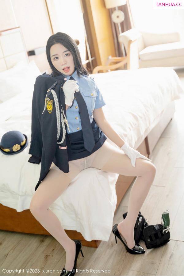   [XiuRen]高清写真图 2023.03.30 No.6497 汐汐爱吃草莓 制服美臀第34张图片